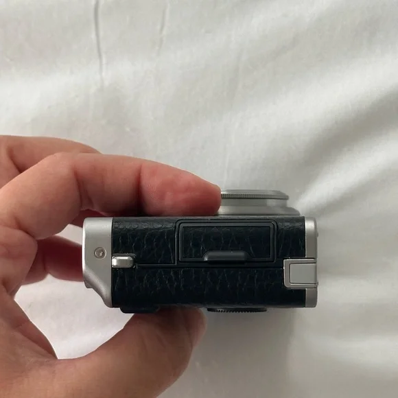 Fujifilm Silver and Black Compact Digital Camera - Picture 5 of 10